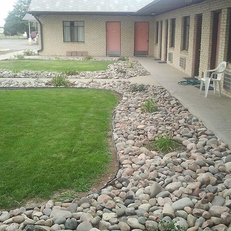 Country Manor Motel Watkins Bagian luar foto