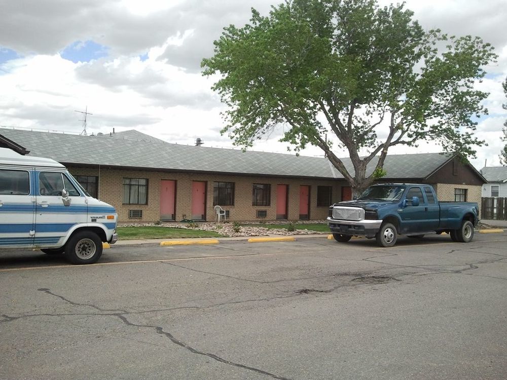 Country Manor Motel Watkins Bagian luar foto