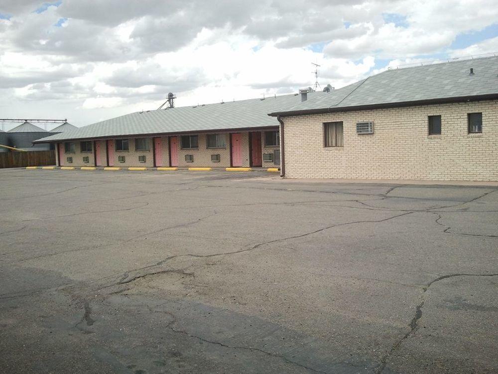 Country Manor Motel Watkins Bagian luar foto