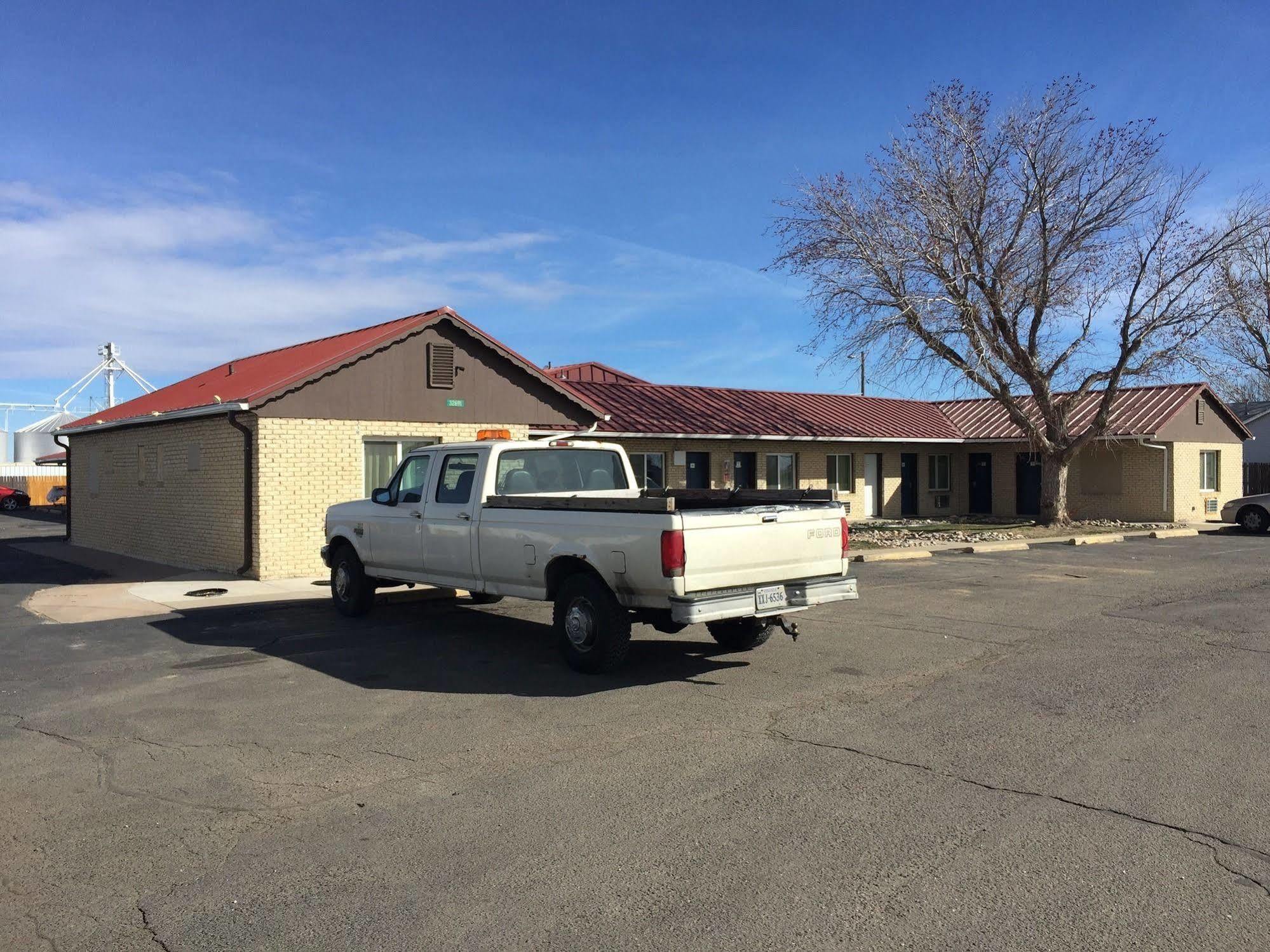 Country Manor Motel Watkins Bagian luar foto