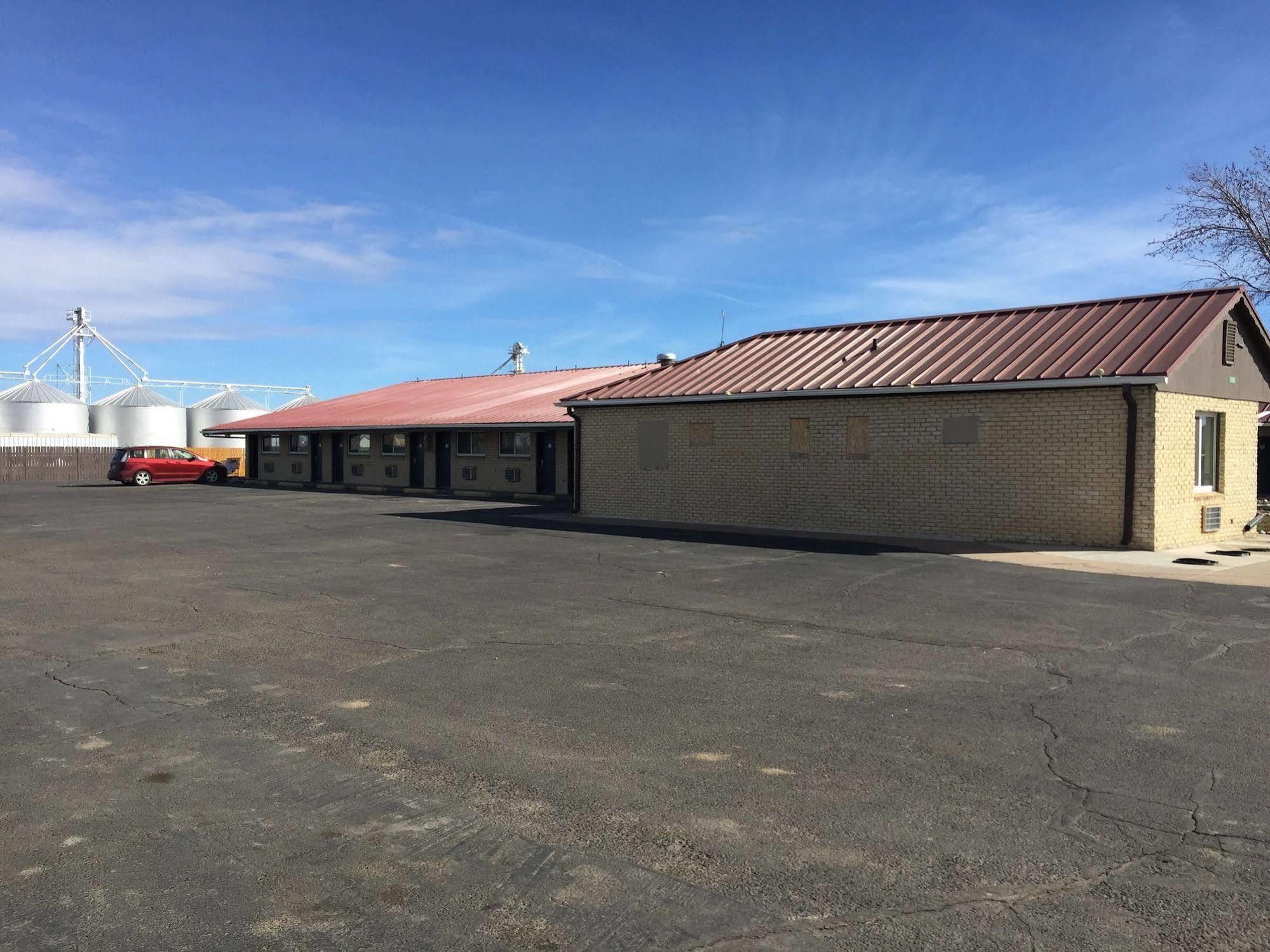 Country Manor Motel Watkins Bagian luar foto