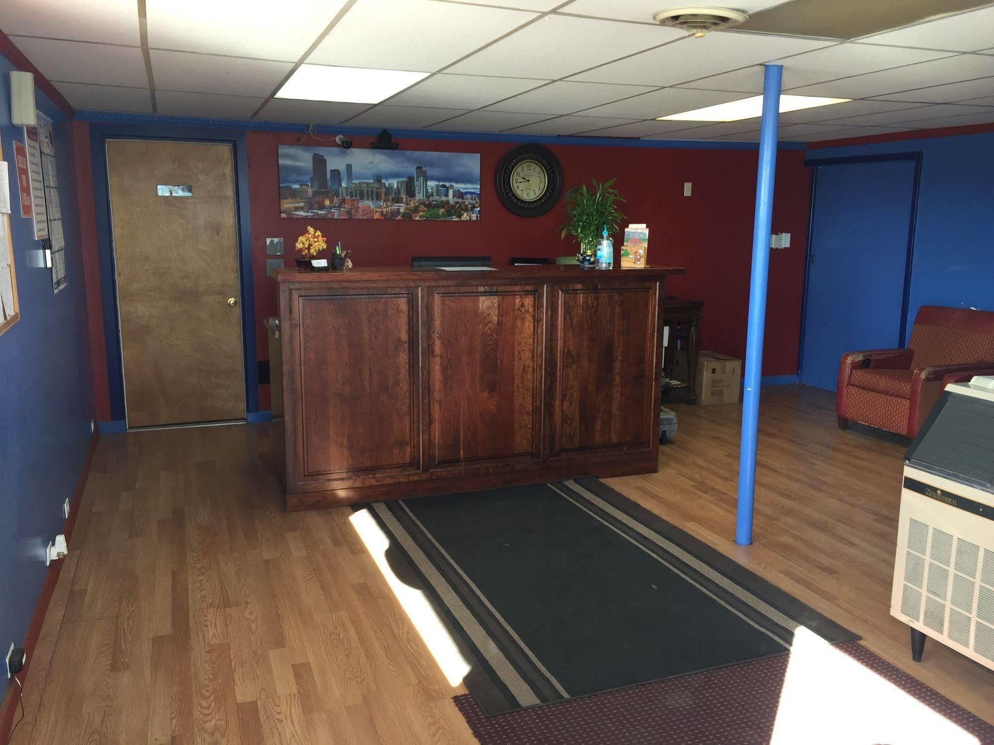 Country Manor Motel Watkins Bagian luar foto