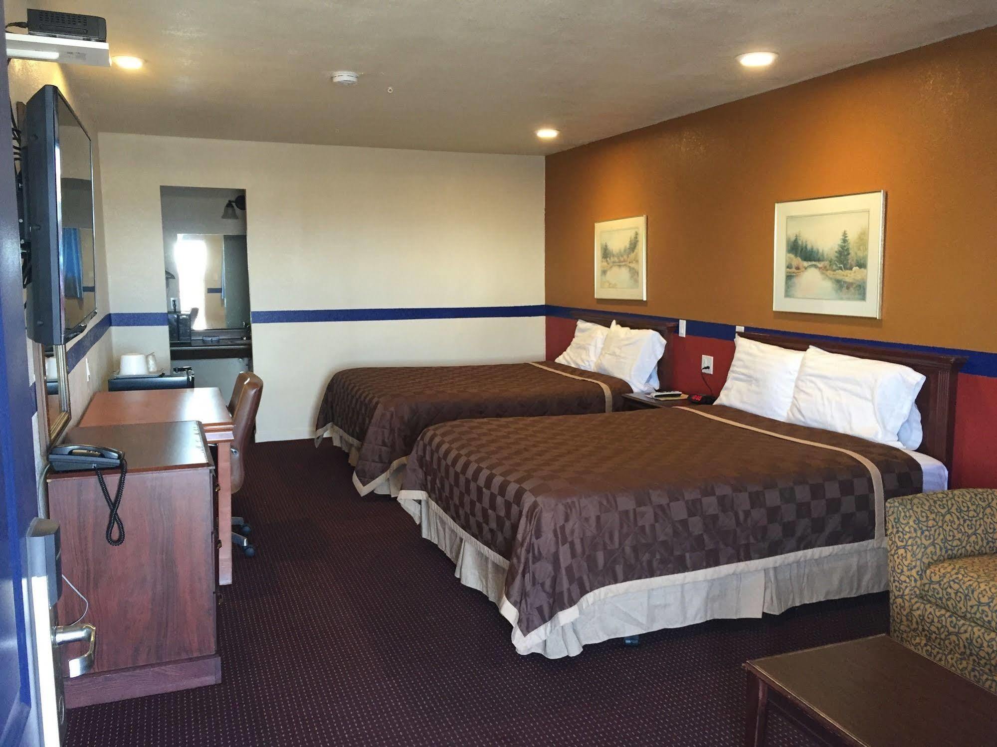 Country Manor Motel Watkins Bagian luar foto