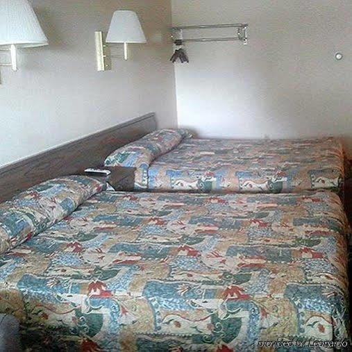 Country Manor Motel Watkins Bagian luar foto